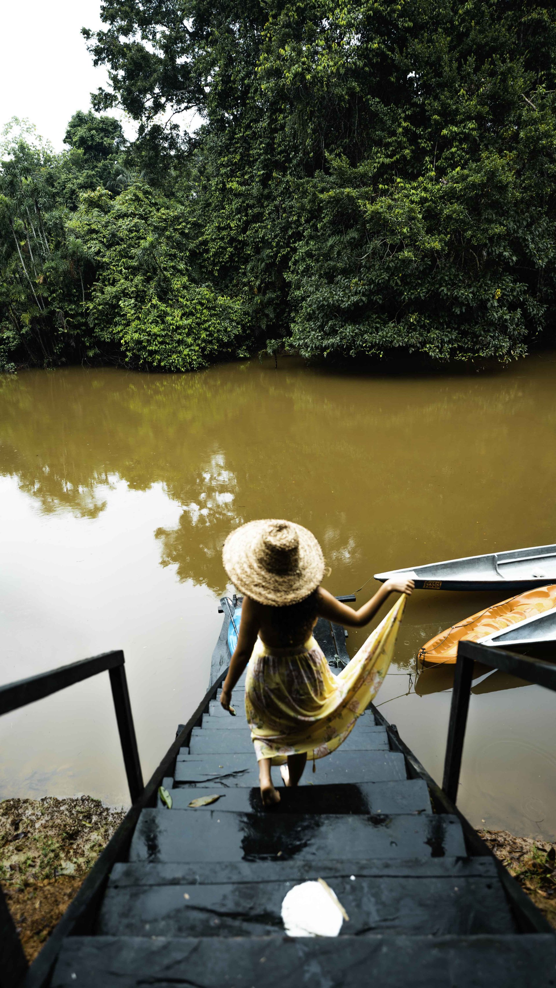 Lodge riverbanks (for swimming)